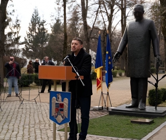 Rectorul universității noastre, prof. univ. dr. Daniel David, a ținut ieri, 15 ianuarie 2023, un discurs cu ocazia dezvelirii statuii profesorului Iuliu Hațieganu, în parcul sportiv Iuliu Hațieganu din Campusul Universitar UBB