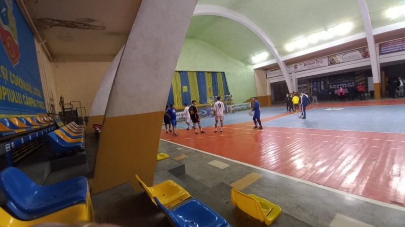 Serviciul Cultural nu-i în stare să facă curățenie în Sala Sporturilor, de sport nici nu poate fi vorba!