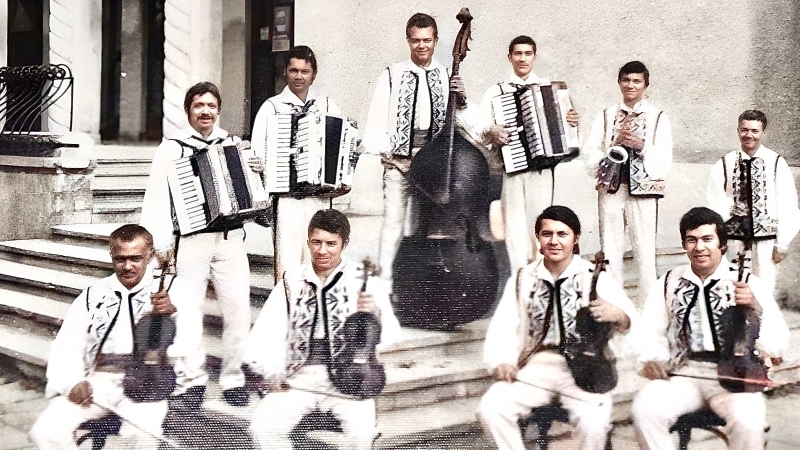 Muzicanți autentici de la Câmpia Turzii: Iurian Vasile, Ernestin Szolosi, Mihai Alexandru, Rîza Valentin și Dănuț, Gabor, Dundi, Endo, Rîca…