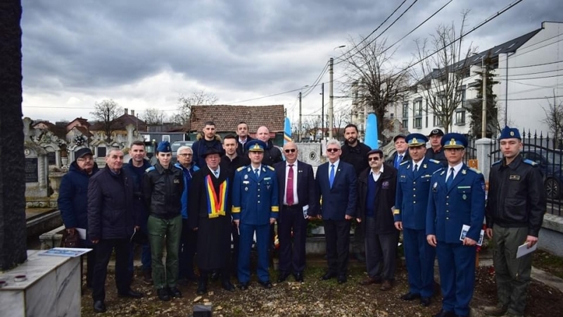 Cinste eroilor aripilor românești! Astăzi, militari din cadrul Bazei 71 Aeriană au participat la ceremonia de comemorare a adjutantului aviator Traian Dârjan, la 78 de ani de la înălțarea sa la ceruri