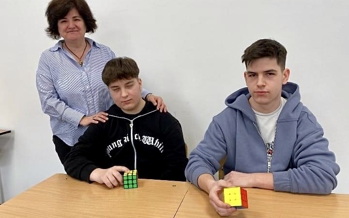 Colegiul Tehnic ,,Victor Ungureanu” Câmpia Turzii - Ziua Mondială a numărului Pi -Doamna profesoară Mihaela Lazăr le-a propus elevilor un concurs de rezolvare a cubului Rubik