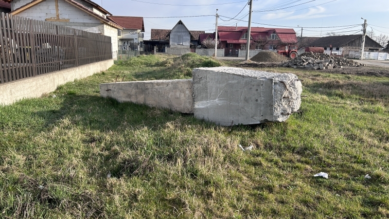 EXCLUSIV - “Slava eroilor români” de la Câmpia Turzii demolată ILEGAL și aruncată IMORAL pe marginea drumului! 