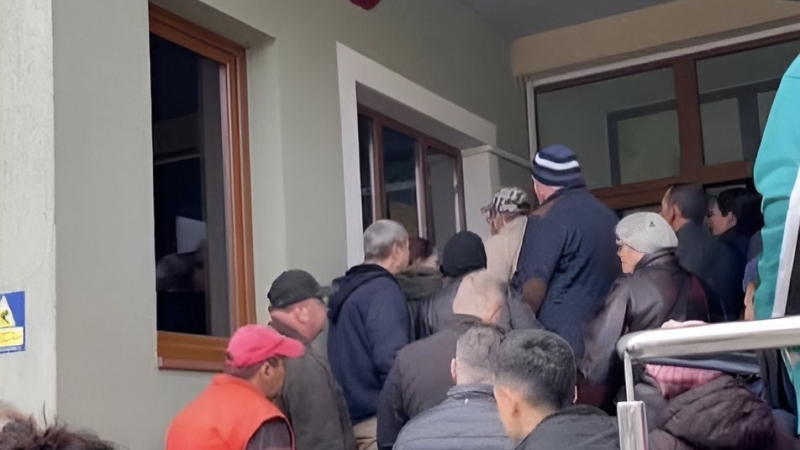 PSD Câmpia Turzii - În era digitalizării este inacceptabil ca locuitorii din Câmpia Turzii să fie umiliți astfel, fiind nevoiți să stea ore întregi la rând pentru a-și face buletinul!