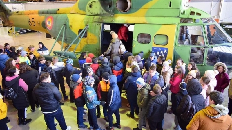 Baza 71 Aeriană Câmpia Turzii - Școala altfel la baza aeriană 