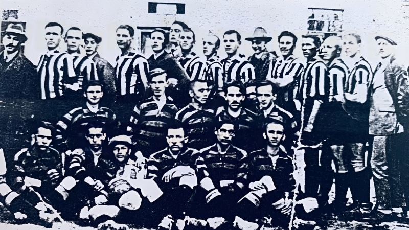 Echipa de fotbal “INDUSTRIA SÂRMEI” Ghirișul de Arieș (Câmpia Turzii) în anul 1925, cu tricouri în dungi