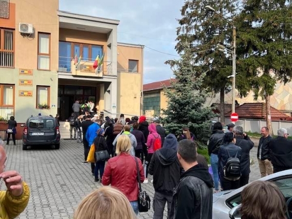 Mihai Moldovan - Vi se pare normal? În Câmpia Turzii a anului 2023, oamenii stau de la ora 3 noaptea ca să prindă un număr de înregistrare la Primărie?!!!
