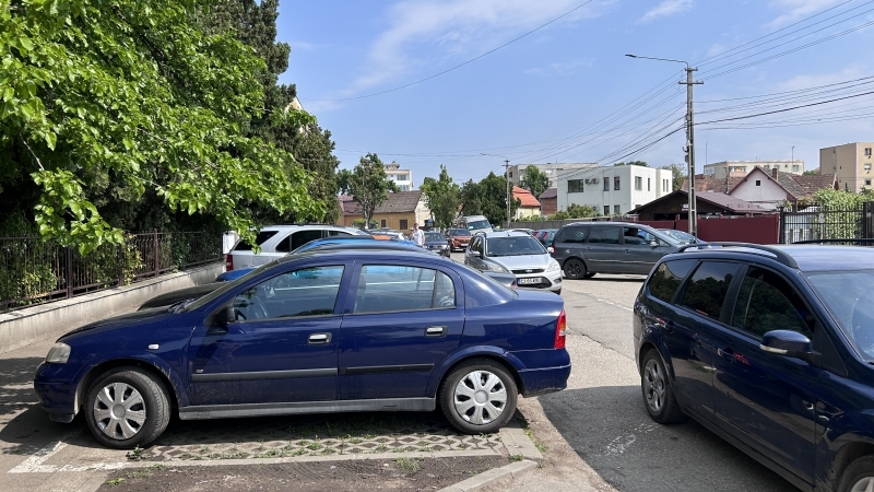 De ce o instituție precum Școala “Avram Iancu” din Câmpia Turzii nu o are parcare destinată “Microbuzului pentru transport elevi”?