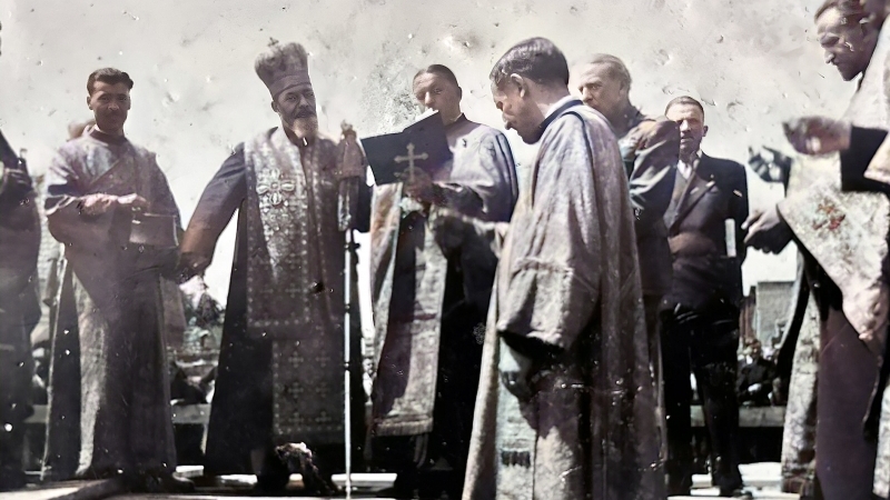 “Fotografie unicat realizată la 30 Iulie 1943 Câmpia Turzii” odată cu Sfințirea fundației Bisericii Ortodoxe din “Centru”, oficiată de Episcopul Clujului Nicolae Colan