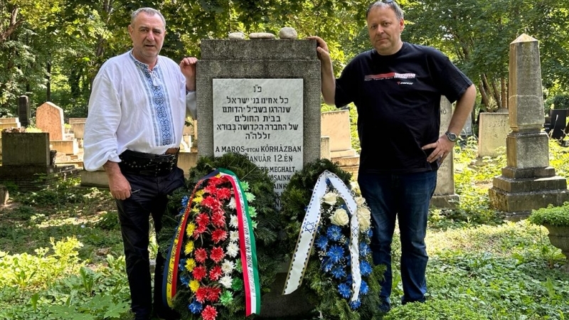 Pietre din albia râului Arieș-Câmpia Turzii, semn de profundă semnificație la mormântul lui ISZO DIAMANT fondatorul “Fabricii Industria Sârmei”. Recunoștință nu are termen de prescripție!