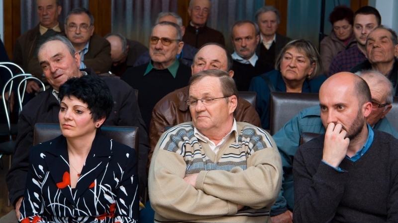 Stimați pensionari ai Câmpiei Turzii, - Știți că aveți de plătit 10 milioane de euro, împrumut făcut de D.N Lojigan și PNL?