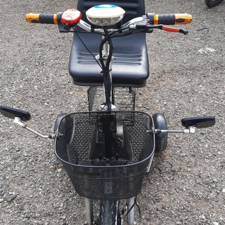 Anunț - De vânzare tricicletă electrică second-hand cu unele îmbunătățiri aduse: adăugat semnalizare, scaun comod cu spătar, cauciucuri aproape noi, oglinzi laterale, coș față și spate