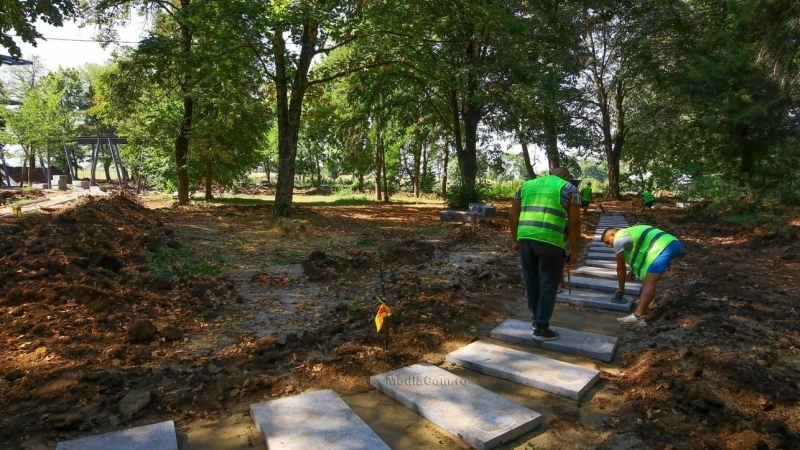 A început conturarea aleilor pietonale în noul parc public care este în curs de amenajare în zona Obelisc Mihai Viteazul