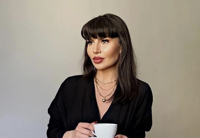 *Contele de Quackenburg*: Opulență și imaginație în artă, prin ochii Virginiei Anca Măcicăsan din Câmpia Turzii 