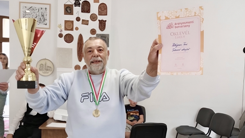 Un toast pentru tradiție și comunitate: Anton Sălăgean candidatul PSD pentru Consiliul Local câștigă medalia de aur la concursul de vinuri de la Viisoara cu o “Fetească negră”