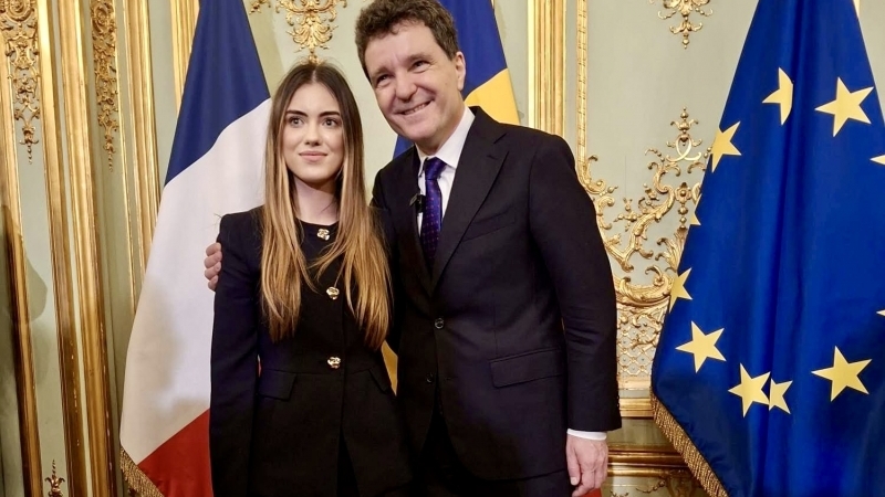 O tânără din Câmpia Turzii care ne face cinste - Amalia Hațegan, studentă la Sorbona, alături de președintele României la Ambasada din Paris