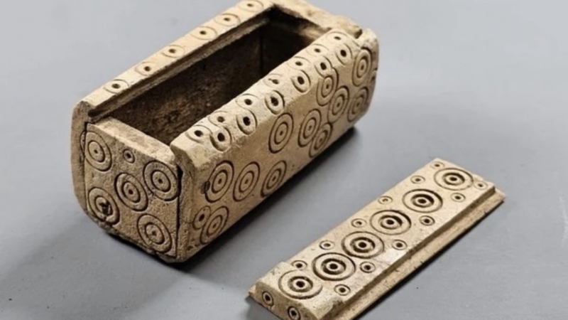 O cutie din os „extraordinară”, descoperită în mormântul unei tinere femei din epoca romană târzie