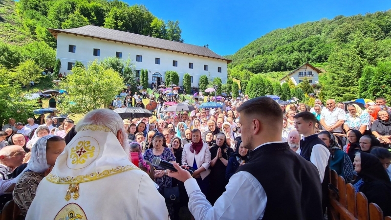 La sărbătoarea Sfinţilor Apostoli Petru şi Pavel, miercuri, 29 iunie 2022, Înaltpreasfințitul Părinte Andrei s-a aflat în mijlocul obștii monahale de la Mănăstirea Rebra-Parva, din Țara Năsăudului, cu ocazia hramului.