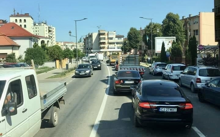 ȘOFERII NU mai vor SENSURI UNICE în Câmpia Turzii! Traficul rutier a devenit INFERNAL!