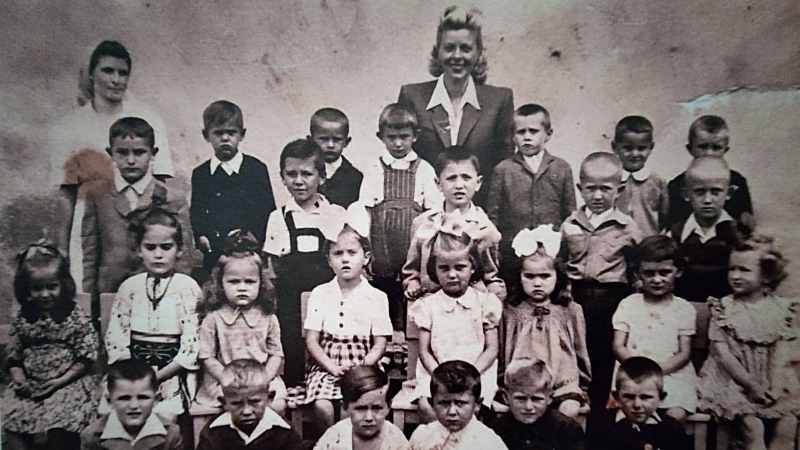 Anul 1948 - copiii de grădiniță ai salariaților ISCT, la Prima Școala Română 1879, astăzi *Muzeul* municipiului Câmpia Turzii