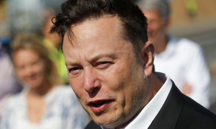Elon Musk se declară pe twitter ,,vânzator de parfum