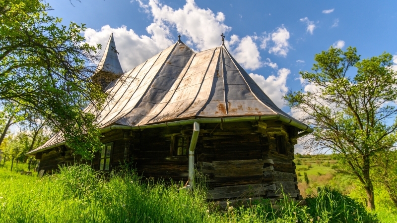 O biserică din lemn de la 1700 dăinuie pe dealurile Băgaciu