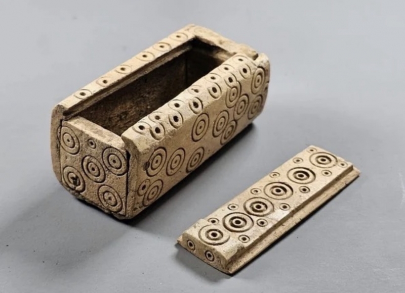 O cutie din os „extraordinară”, descoperită în mormântul unei tinere femei din epoca romană târzie