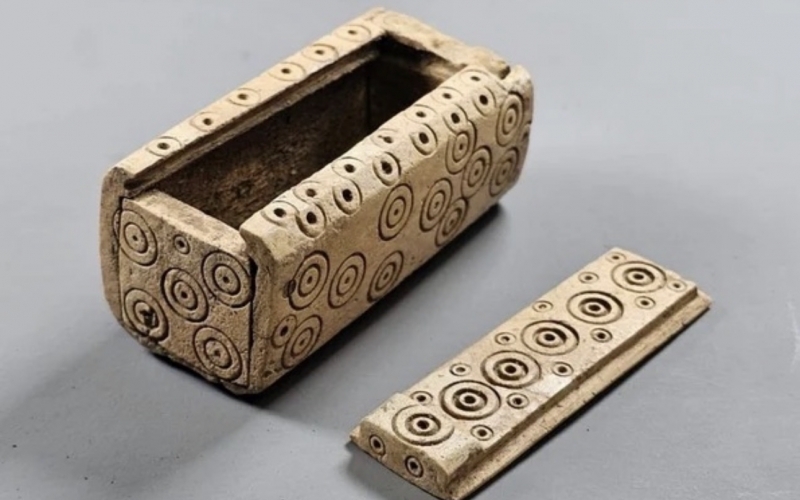 O cutie din os „extraordinară”, descoperită în mormântul unei tinere femei din epoca romană târzie