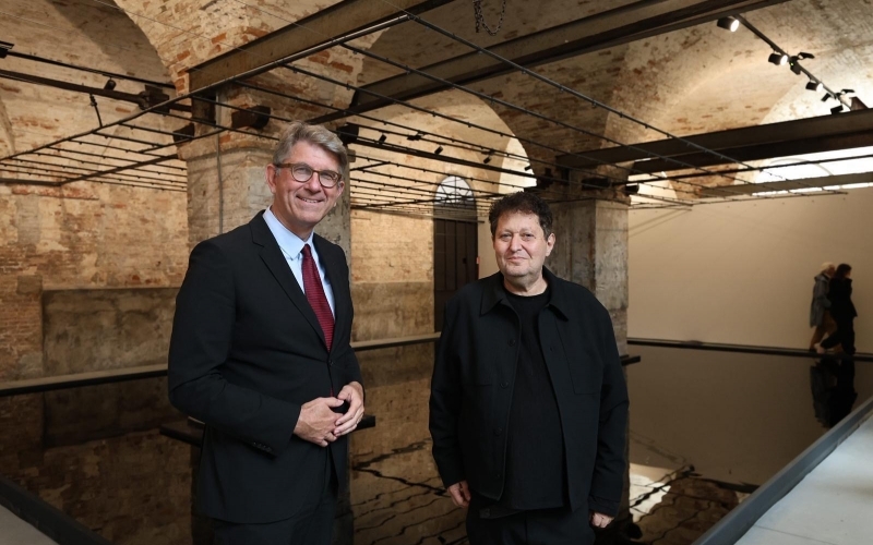 Ministrul de stat Weimer despre Bienala de la Veneția  „Pavilionul German este unul dintre punctele de atracție ale Bienalei. Solidaritate cu artiștii israelieni la Veneția.”